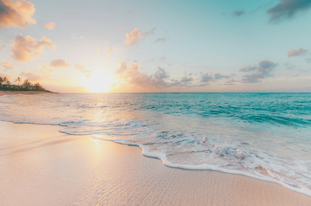 Praia ao pôr do sol